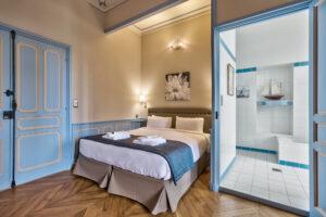 Chambre 2 accès Salle de bain locations saisonnières au Château de Montrevost