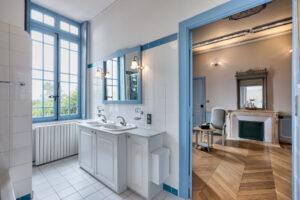 Salle de bain et ses vasques, chambre 2