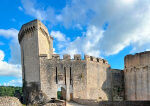 Entrée Pont-levis et donjon. Visites du Château de Bonaguil, Fumel, Lot-et-Garonne, Nouvelle Aquitaine, France, Europe