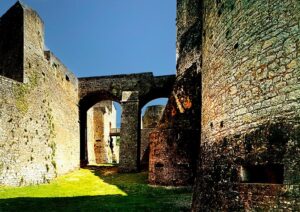 Douves sèches du Château forteresse de Bonaguil, Fumel, Lot-et-Garonne, Nouvelle Aquitaine, France, Europe