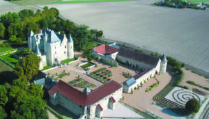 Vue aérienne des jarinds et du château du Rivau