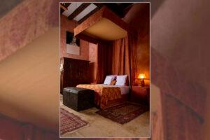 chambre au donjon Piéta, lit à baldaquin